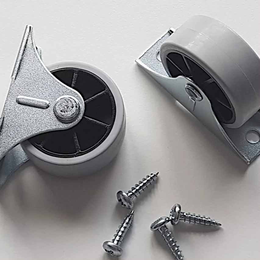 Foto di 2 ruote IKEA 111401 e 4 viti IKEA 109049 per divano letto HEMNES