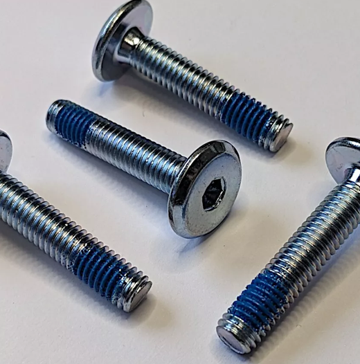 Foto de un conjunto de pernos métricos de cabeza hexagonal IKEA (tornillos) con compuesto fijador (M6) – 130718