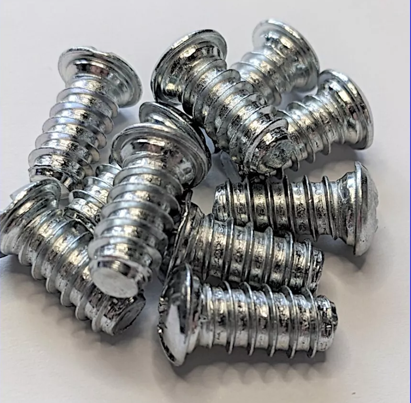  Foto de un lote de tornillos cortos IKEA de cabeza cruzada, pernos. Cabeza redondeada