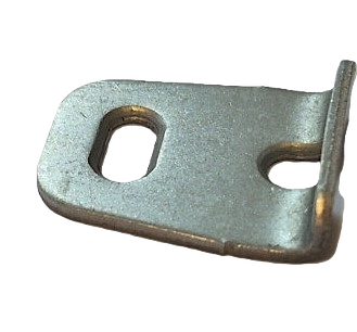 Photo de l'équerre de fixation en métal de référence 144409 pour les armoires IKEA. Cette pièce en métal en L possède des bords arrondis, un grand côté avec un trou et un autre autre trou au niveau de la courbure.