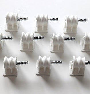 Foto di un set di perni di supporto per mensole Ikea 152530/157485