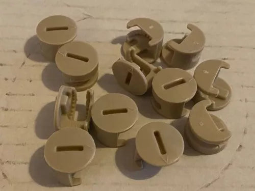 Foto de varias tuercas de cierre de leva de plástico de IKEA